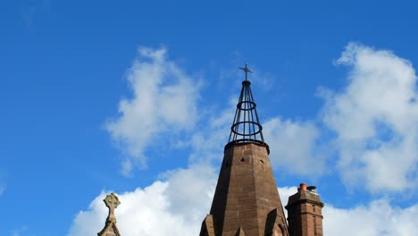 Schwenk-Zum-Linken-Unvollendeten-Kirchturm.-Blauer-Himmel-–-Wenige-Wolken