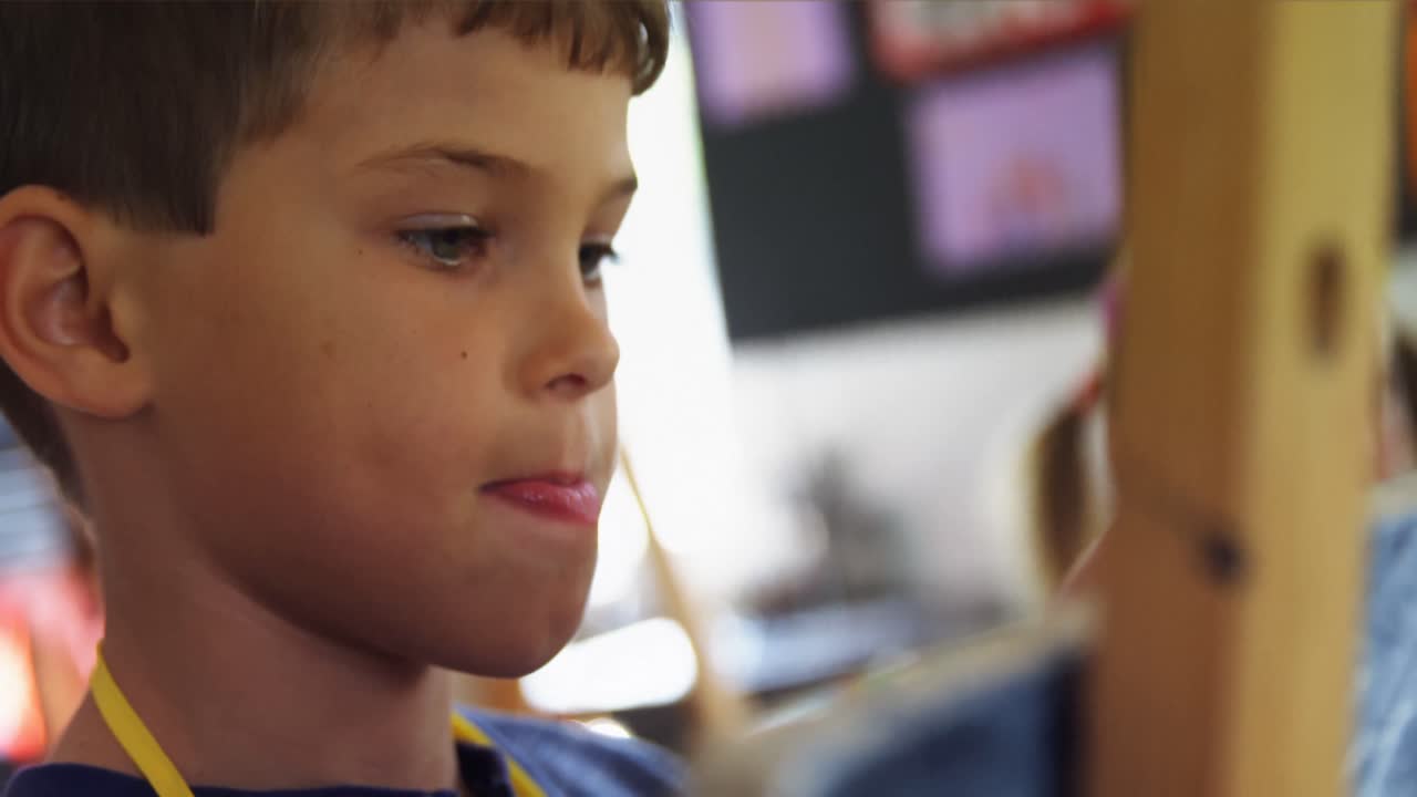 escolar atento jadeando en el lienzo