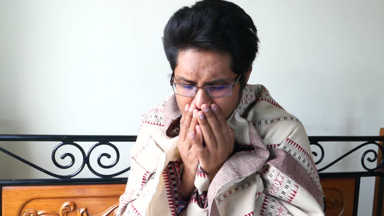 persona enferma cubriendo su cara