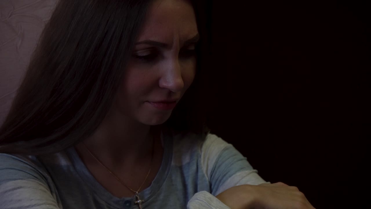 mujer con poca luz, dibujando un corazón