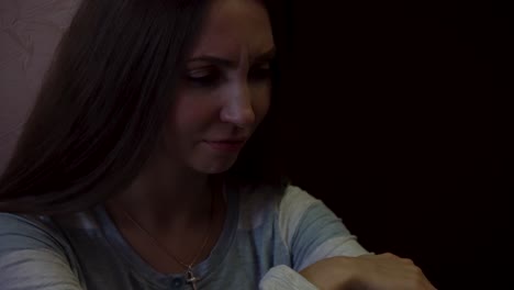 mujer con poca luz, dibujando un corazón