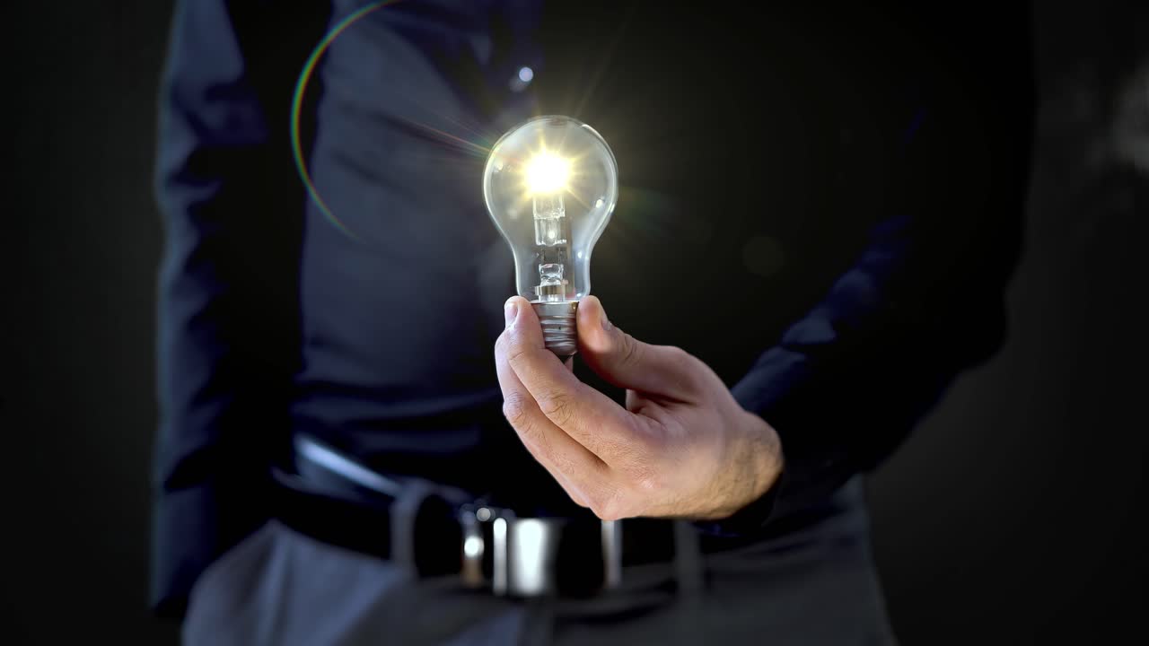 el hombre de negocios enciende la bombilla 4k uhd