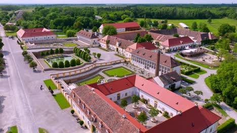 Castillo-Schloss-Hof-En-La-Baja-Austria---Toma-Aérea-De-Drones