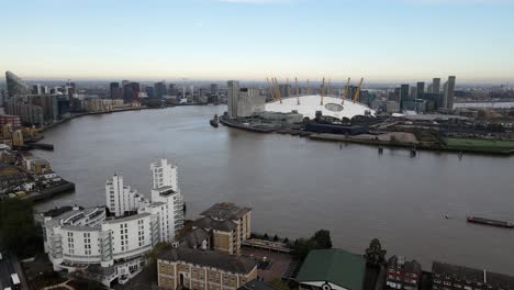toma panorámica aérea del río támesis con el horizonte de canary wharf y o2 arena en el otro sitio del río