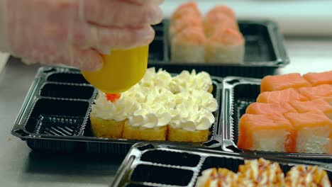 el chef decora con caviar rojo salmón frito rollos japoneses con una tortilla