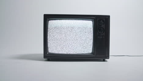 Televisión-Retro-Que-Muestra-Estática-En-Una-Pared-Cíclica-Blanca