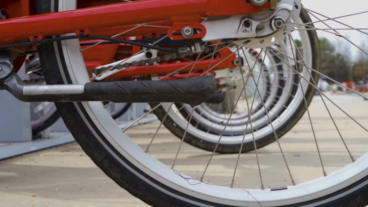 revelación en cámara lenta de los neumáticos traseros de la bicicleta