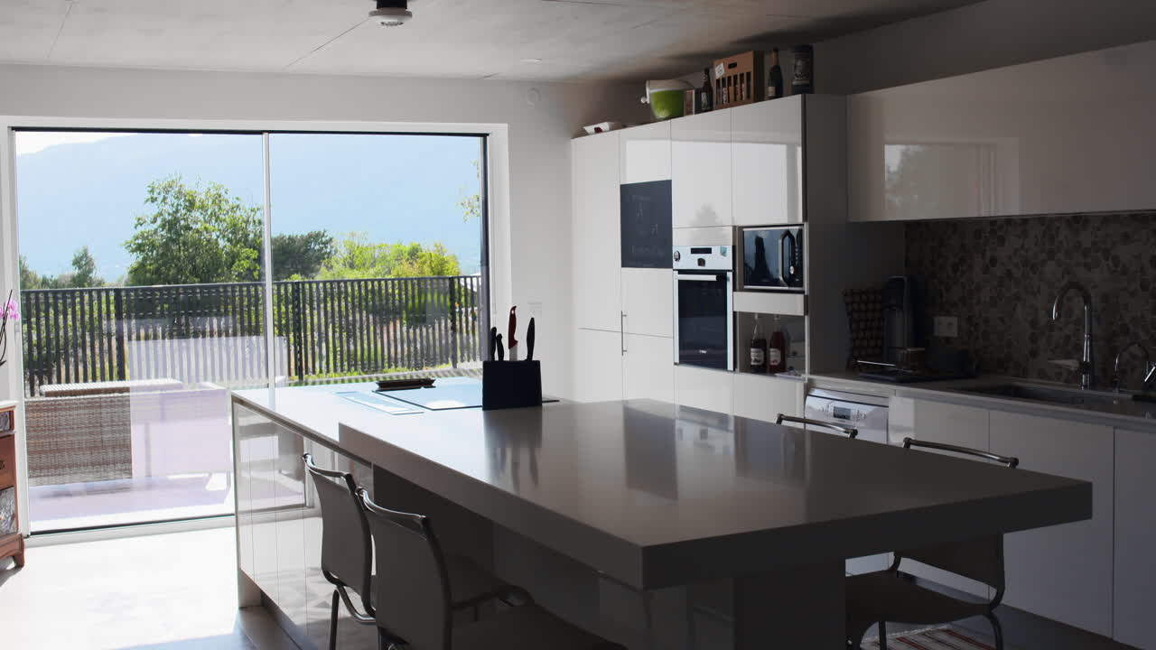 Appartamento moderno - in cucina alba estiva rivelazione con carrello