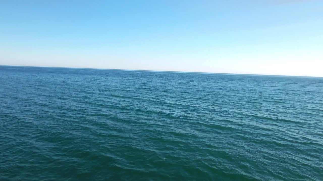 넓은 바다 위를 나는 드론, 바다 위를 나는 드론