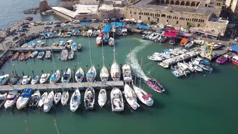 Vista-Aérea-Sobre-El-Puerto-Y-El-Mar-De-Acre,-Israel