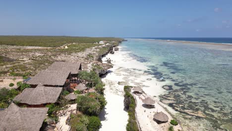 Sonniger-Urlaub-Am-Mtende-Beach,-Sansibar,-Umgeben-Von-Felsen-Für-Einen-Ruhigen-Rückzugsort