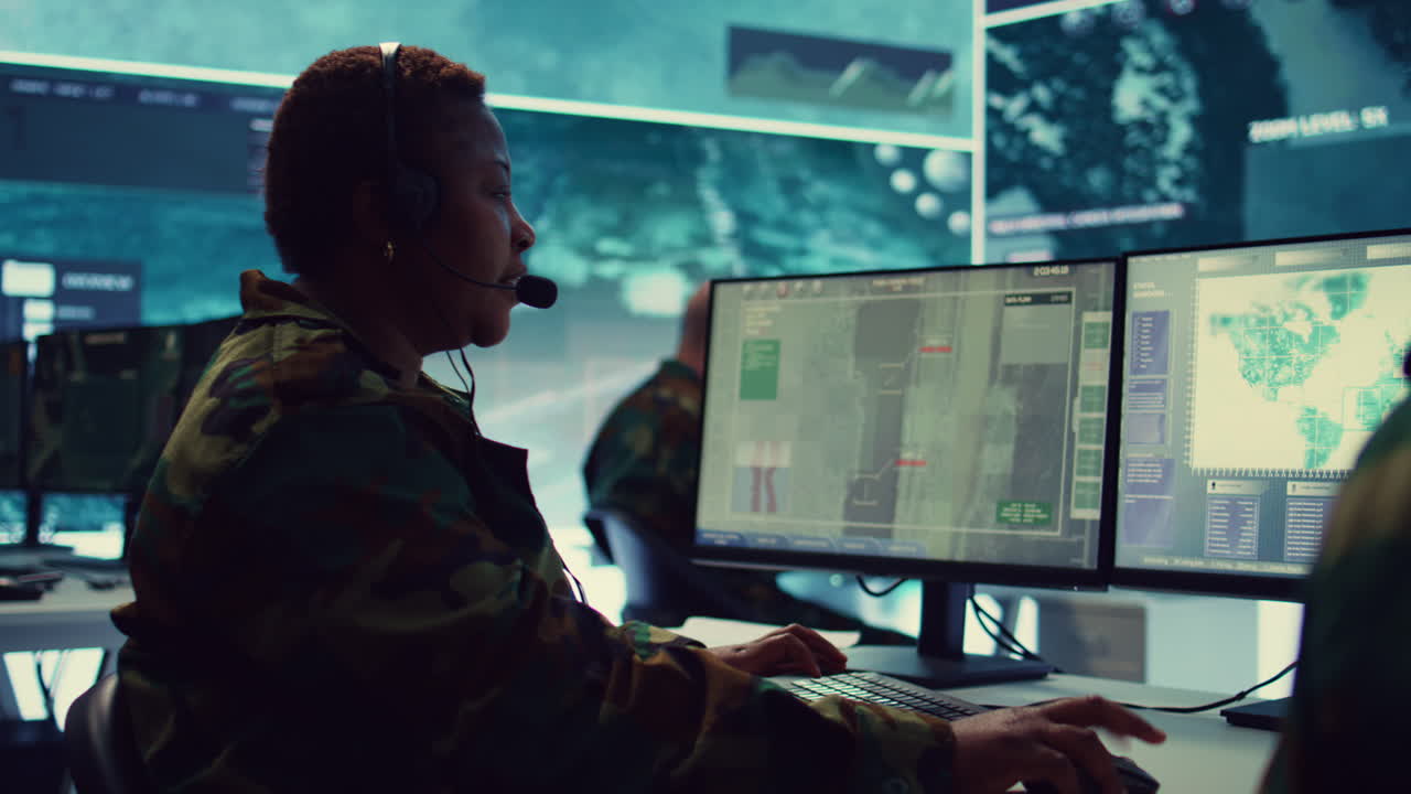 operadora del ejército registra información importante del sistema de vigilancia