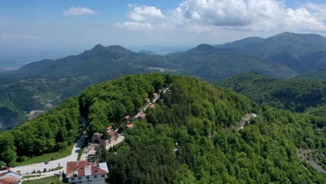 el bosque crucifero es un lugar sagrado donde un pedazo de la cruz de jesucristo está enterrado en la montaña rodope, bulgaria.