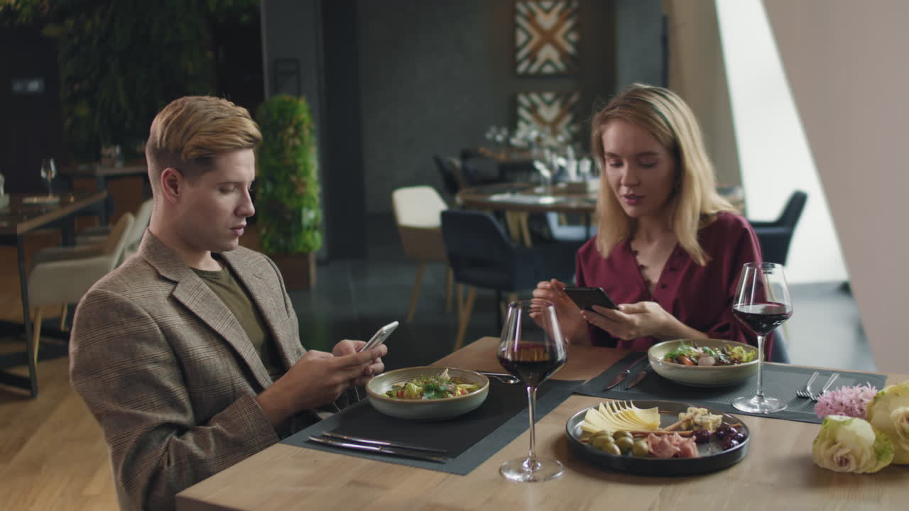 una pareja disfrutando de la cena en un restaurante
