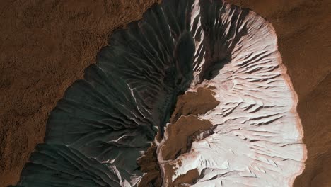 vista aérea de un colorido valle erosionado