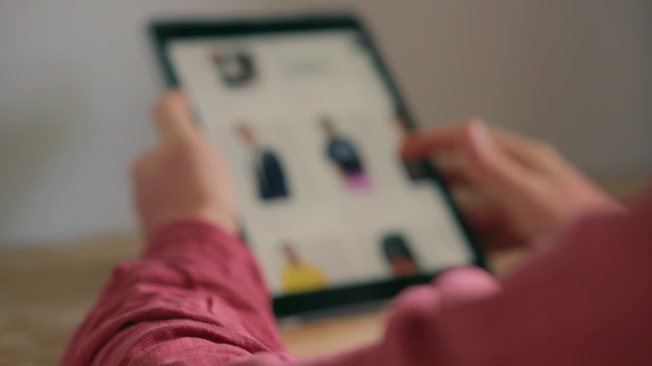 persona que hace compras en línea utilizando una tableta