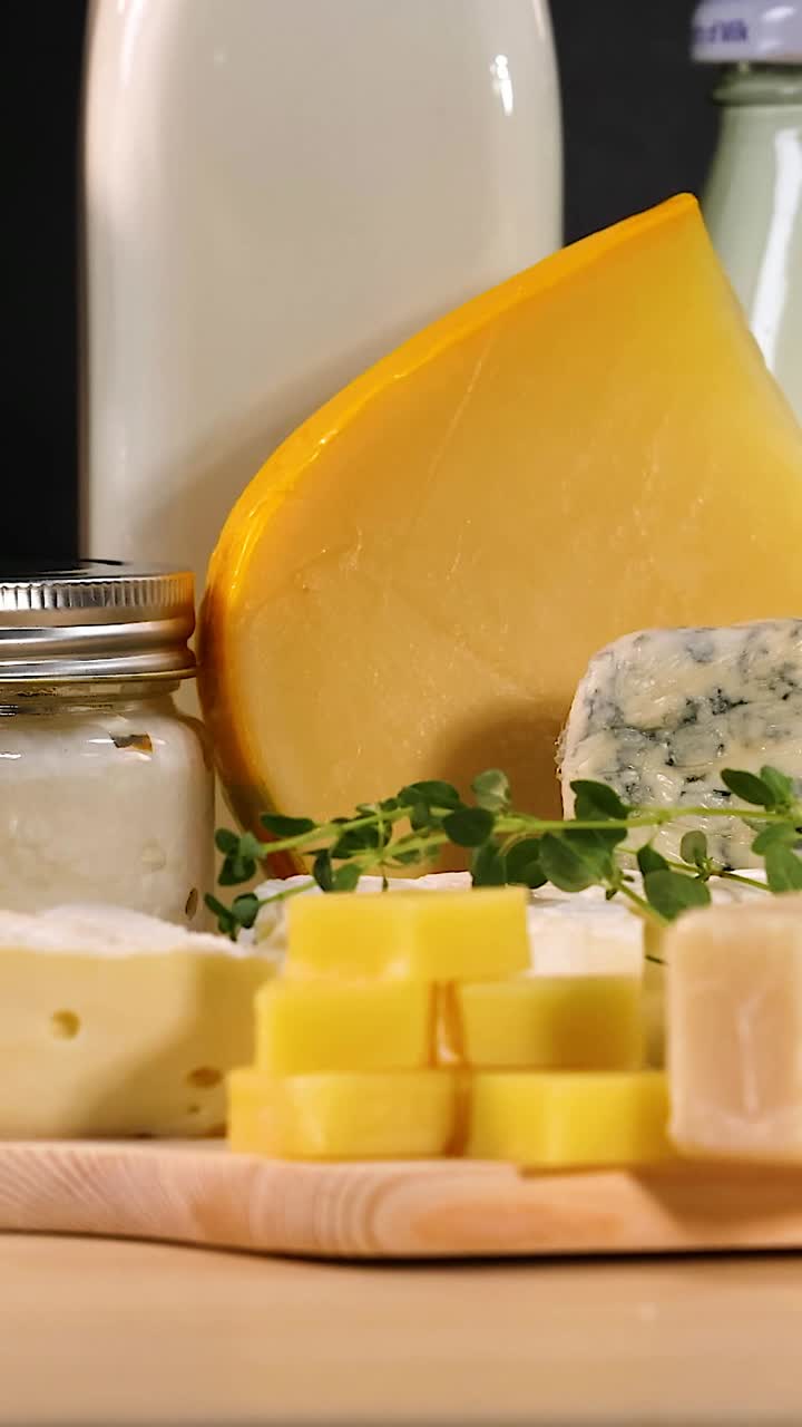 varios productos lácteos dispuestos en una superficie de madera