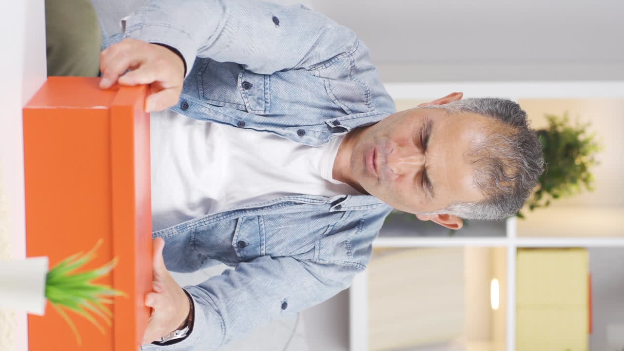 집에서 누군가를 기다리는 남자의 수직 비디오.