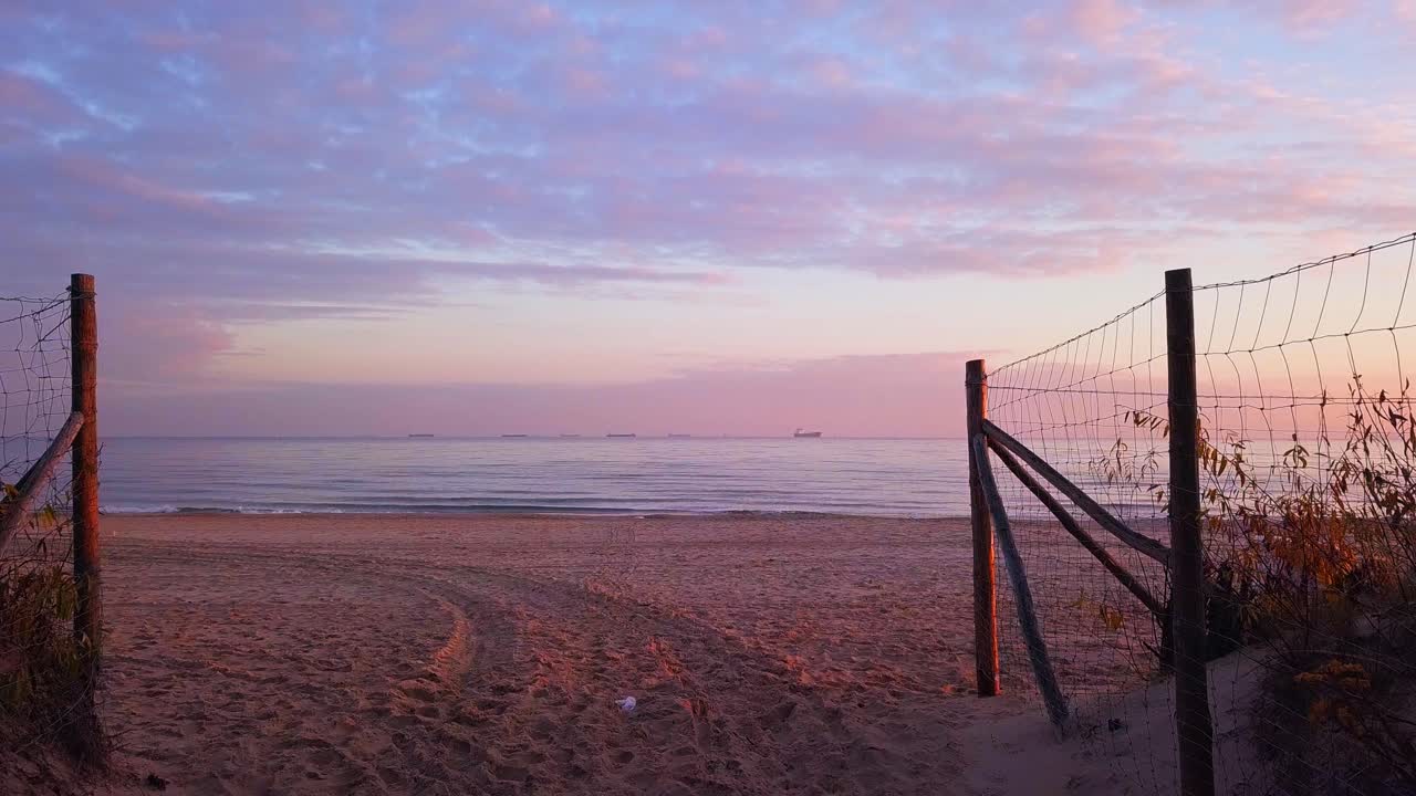 caminando en una playa durante el amanecer