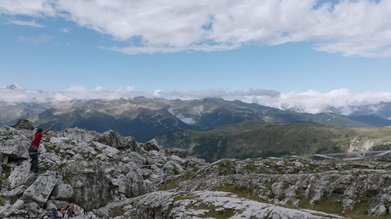 Atleta che si bilancia su una slackline sulla vetta di una montagna durante l'estate - Ripresa aerea in avvicinamento e rivelatrice.