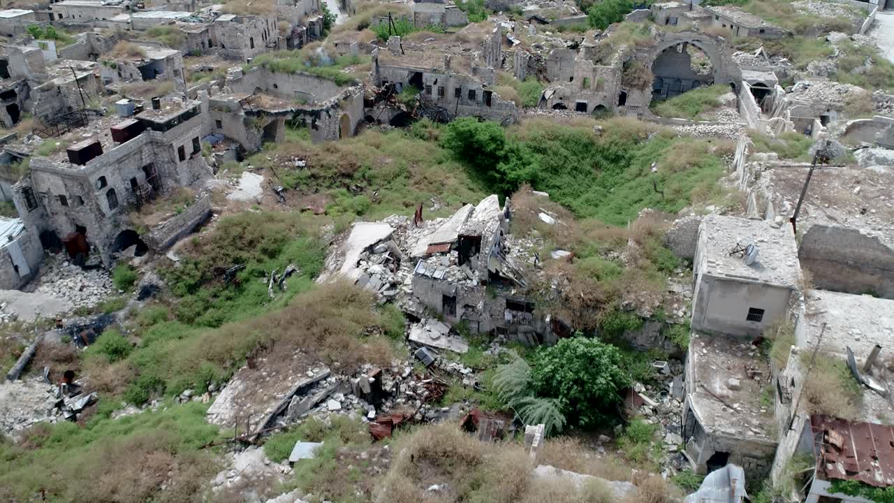 vista aérea sobre la antigua ciudad en el centro de alepo en siria. todavía podemos ver edificios destruidos incluso 10 años después de la guerra 4k