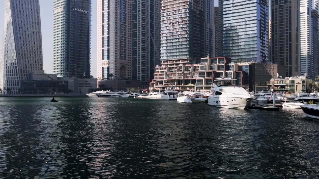 Gratte-ciel et front de mer de Dubai Marina