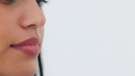 mujer bebiendo agua