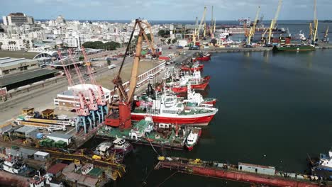 Montevideo,-Uruguay,-Handelshafen,-Hafen-Mit-Kran-Für-Frachtschiffe,-Übersee-Drohnen-Luftaufnahmen