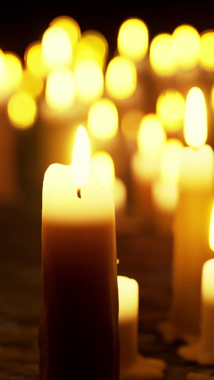 Molte candele accese al buio
