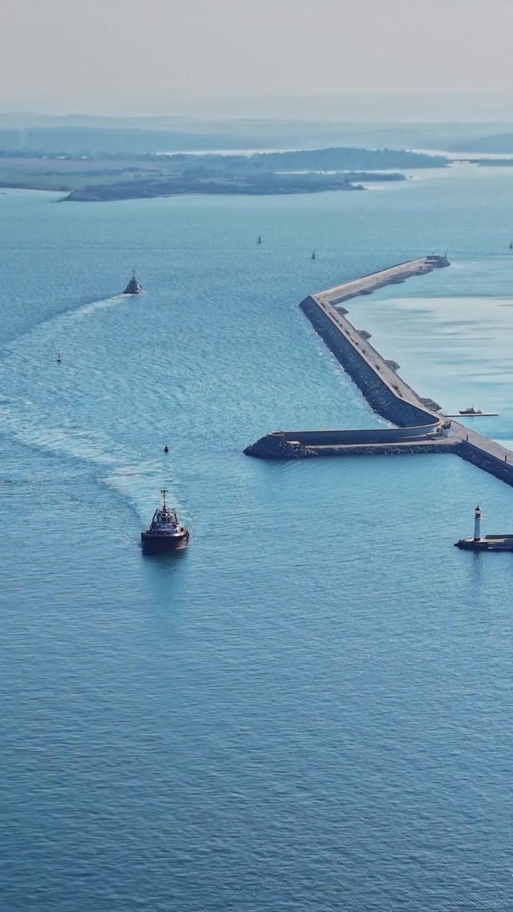 Rebocadores navegando na entrada do Porto de Burgas