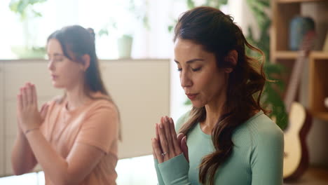 dos mujeres practicando meditación de yoga