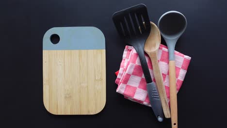 herramientas de cocina sobre un fondo negro