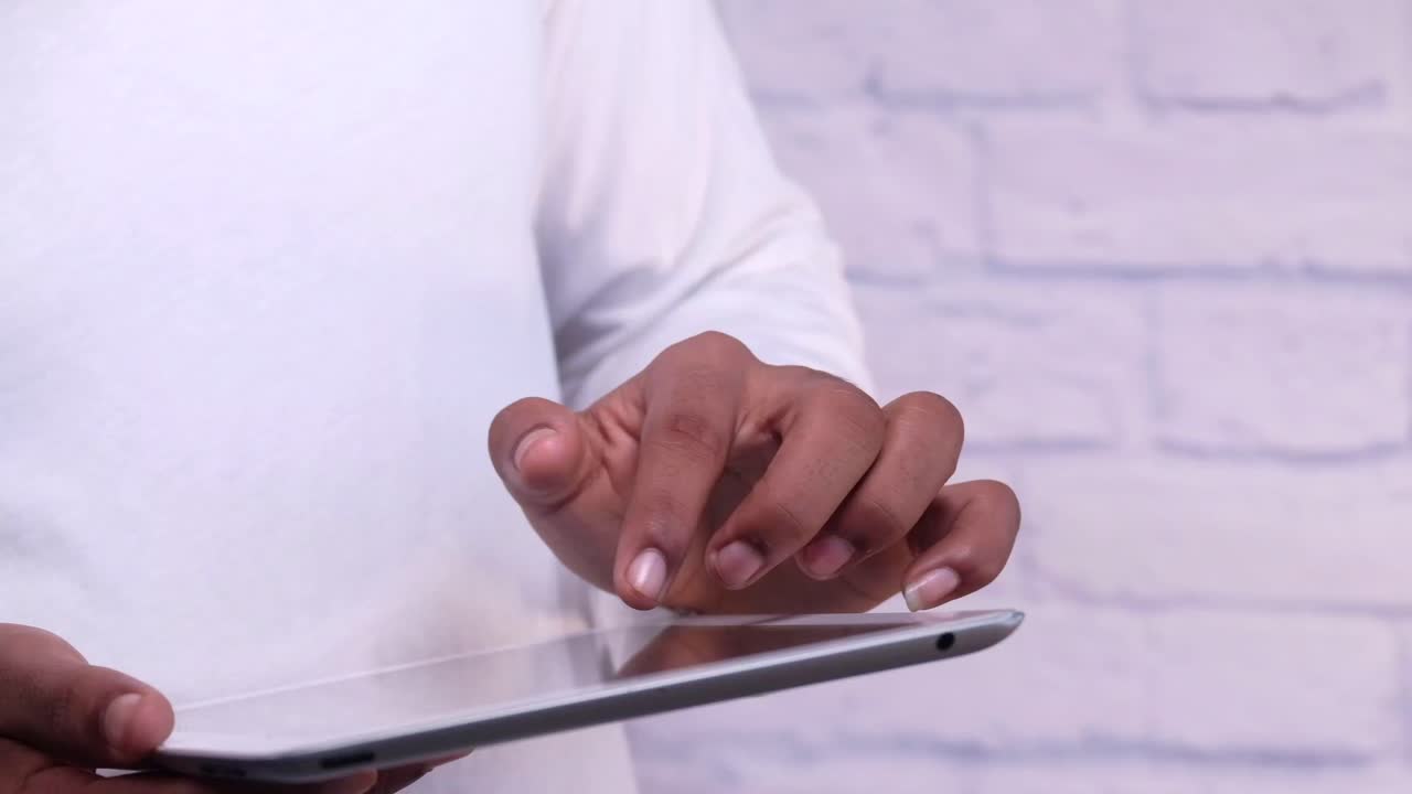 persona que utiliza una tableta