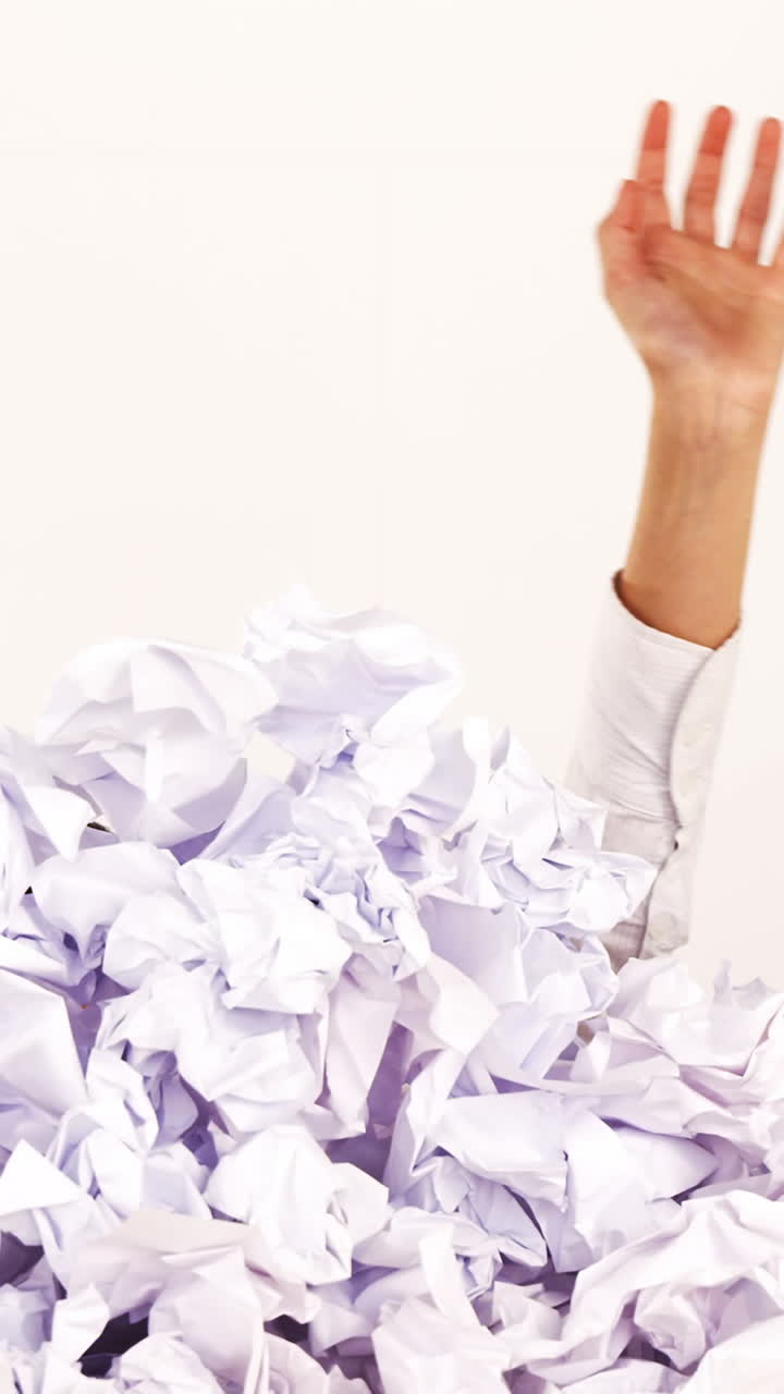 manos de una mujer de negocios pidiendo ayuda en un desperdicio de papel