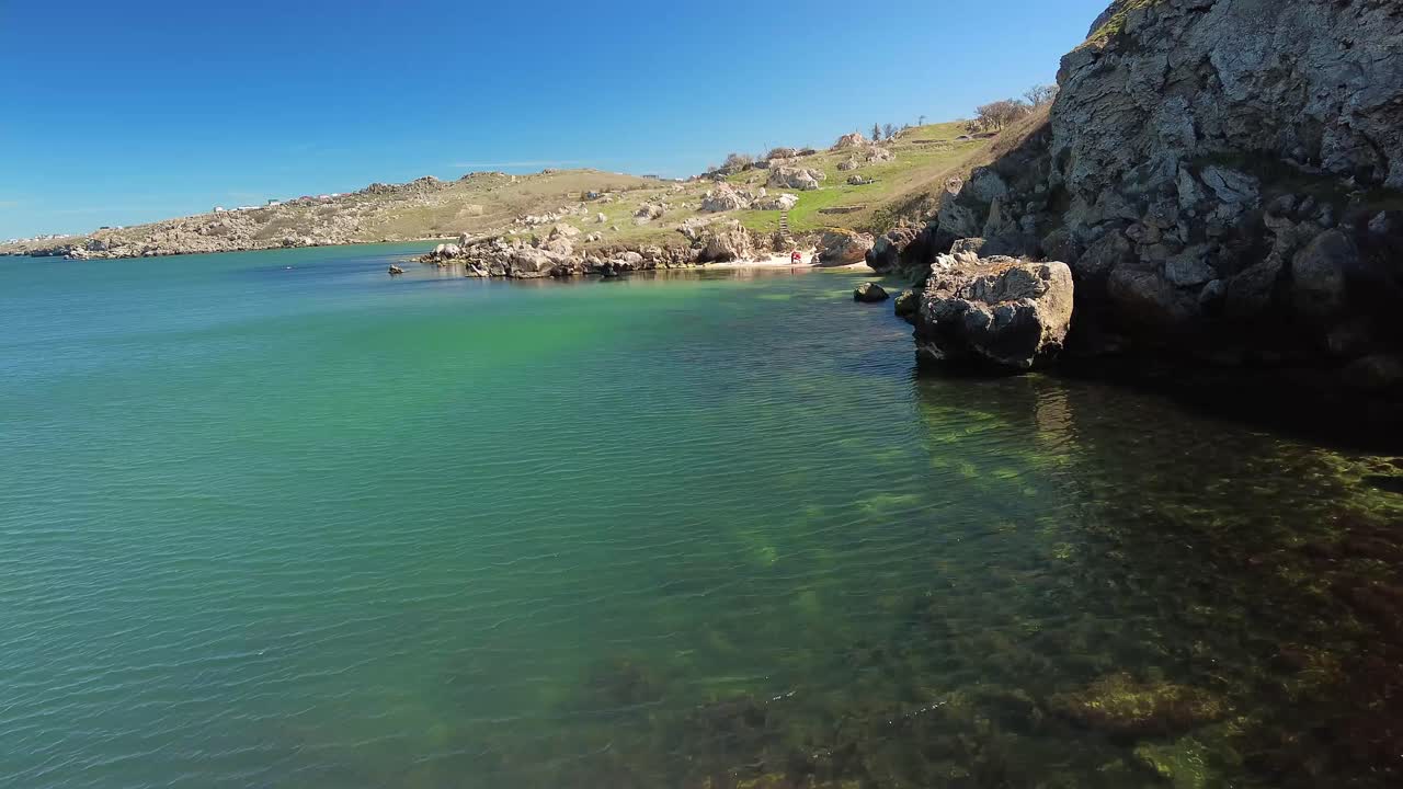 captura la tranquila belleza de las formaciones escarpadas contra la serena costa