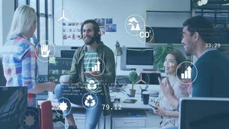 Animación-De-Iconos-Y-Lenguaje-Informático-Sobre-Diversos-Compañeros-De-Trabajo-Discutiendo-Durante-La-Pausa-Para-El-Té.