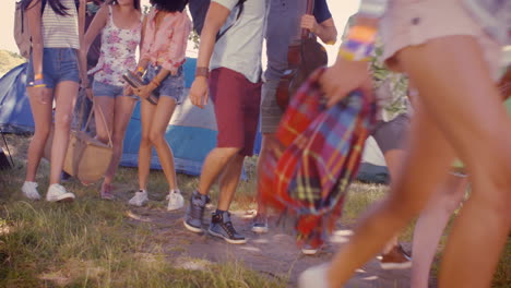 En-Formato-De-Alta-Calidad-Jóvenes-Amigos-Llegando-A-Su-Camping.