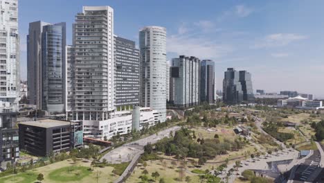 Vista-Aérea-De-Edificios-En-Santa-Fe-México,-Cerca-De-La-Mexicana