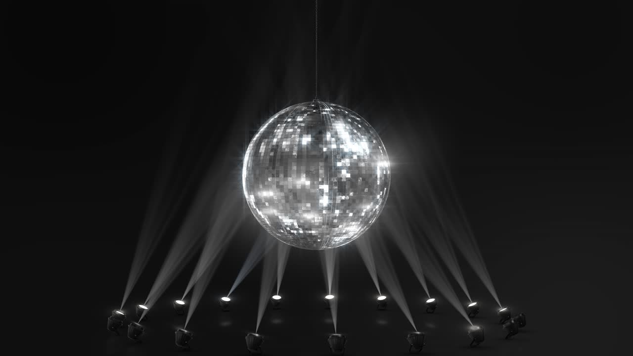 Palla da discoteca riflessa, raggi in movimento, palla da discoteca a specchio rotante nella luce, palla da discoteca su sfondo nero