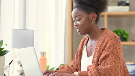 Un-Estudiante-Remoto-Escribiendo-E-Investigando