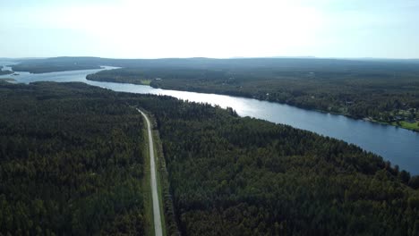 Luftdrohnenaufnahme,-Die-über-Eine-Straße-In-Der-Nähe-Eines-Flusses-In-Island-Fliegt