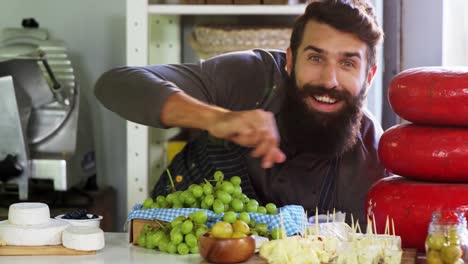 personal masculino que organiza los alimentos en el mostrador