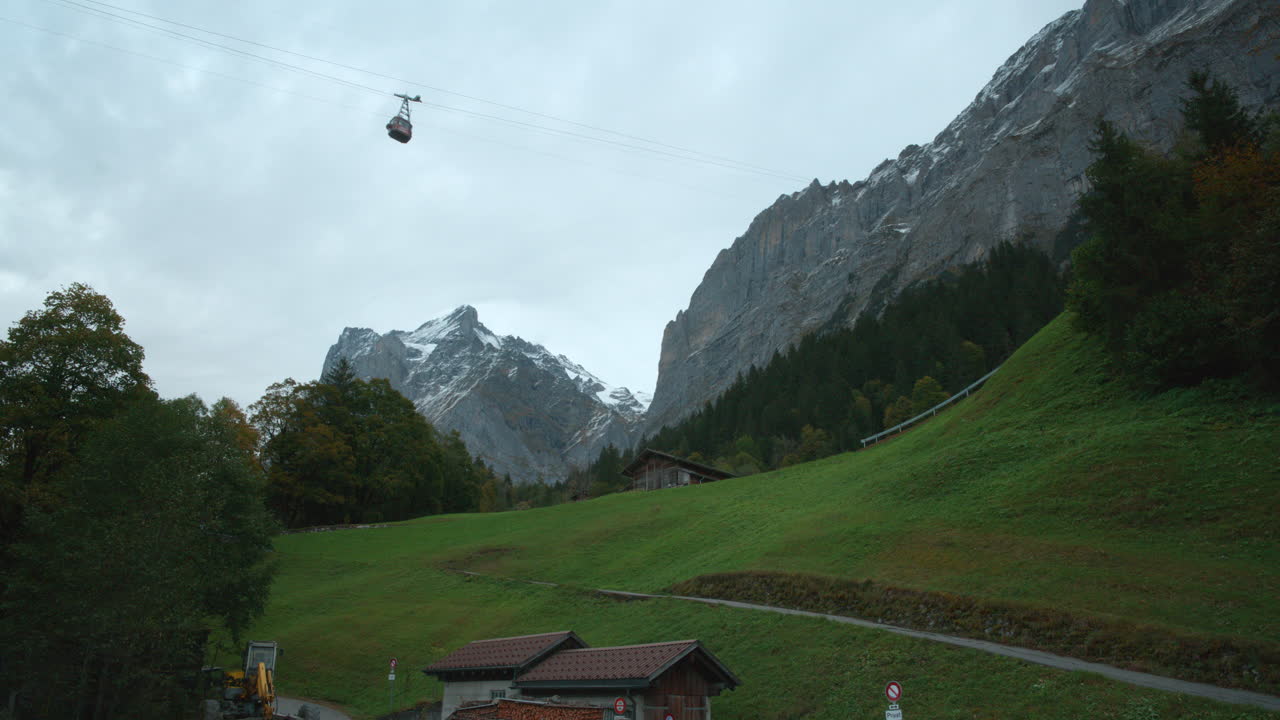 punto de vista turístico de los alpes desde debajo de los remontes de esquí en grindelwald, suiza, europa