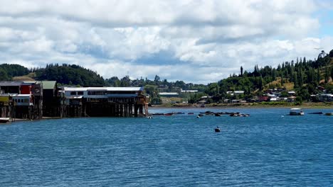 ¿Paisaje-Costero-De-Aguas-Tranquilas-En-La-Isla-Patagónica-De-Palafitos-De-Castro-Chilo?