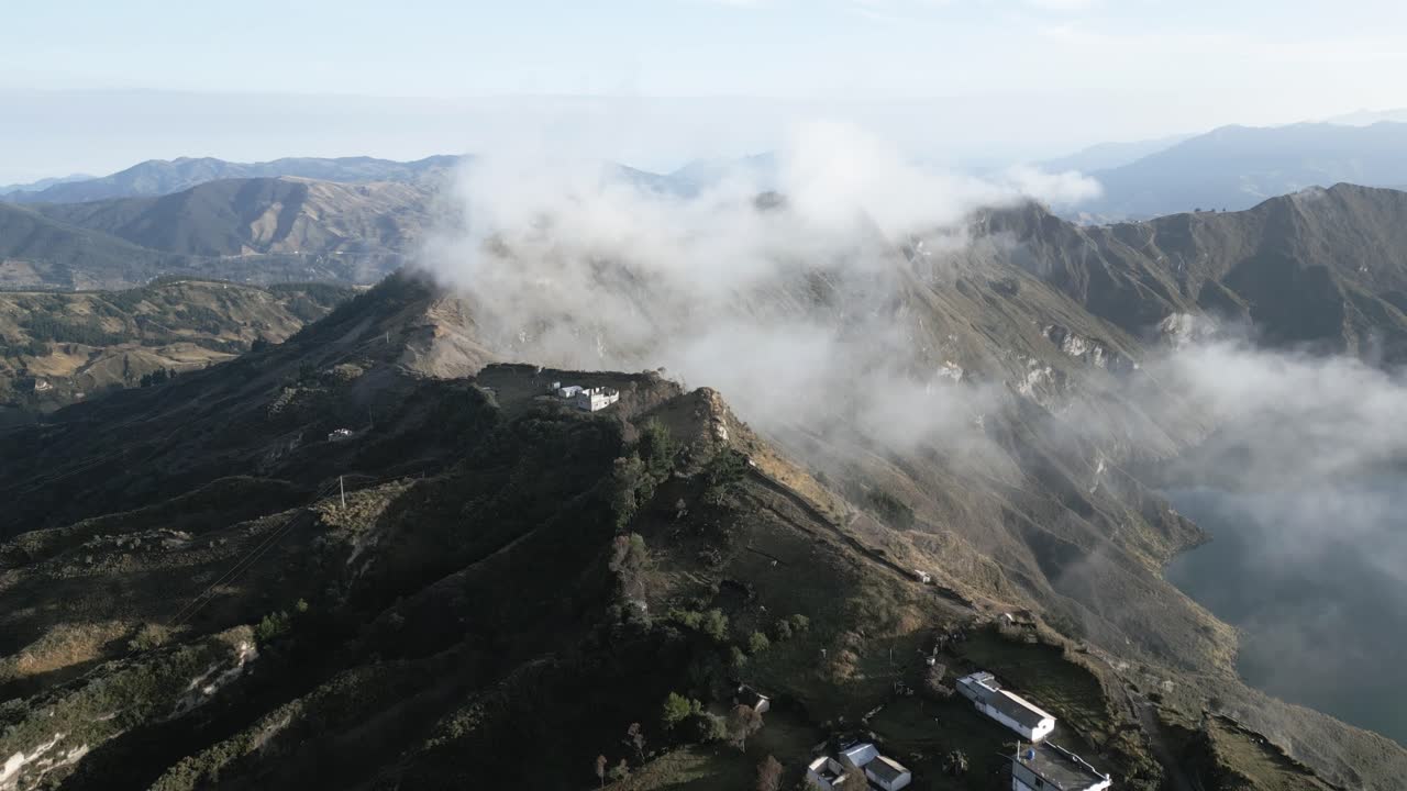 drone aéreo vuela sobre el cráter del volcán quilotoa lleno de agua en los andes ecuatorianos popular ruta de senderismo