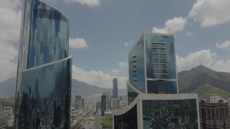 Inquadratura aerea introduttiva di grandi grattacieli di vetro situati nella Valle Oriente, Monterrey