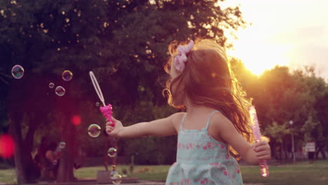 niña jugando con burbujas en