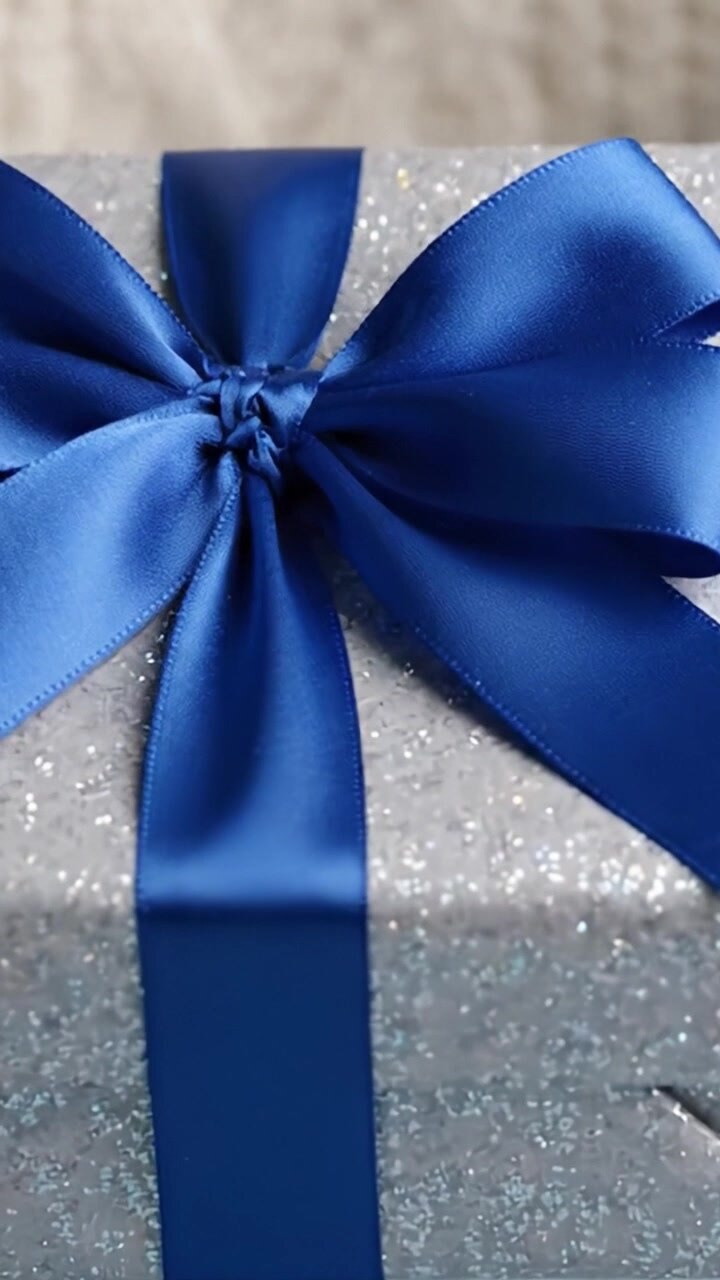 Splendida scatola regalo incartata con fiocco in raso blu e finitura glitterata scintillante, perfetta per celebrazioni e occasioni speciali