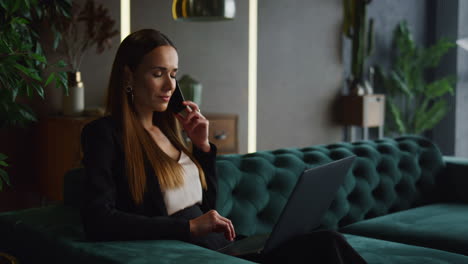 Businesswoman-talking-on-smartphone