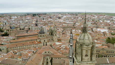 Turmspitze-Und-Kuppel-Der-Kathedrale-Von-Salamanca-Im-Stadtbild-Von-Salamanca-In-Spanien